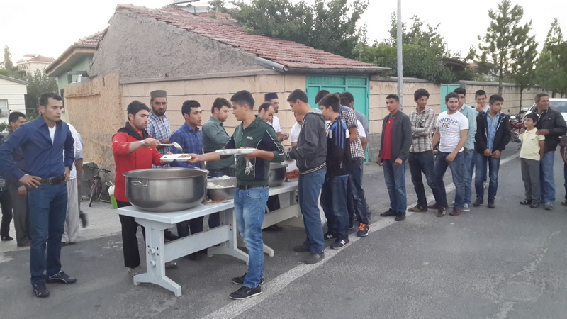 Merkez Cami Önünde iftar yemeği