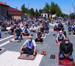 Kasabamızda ikinci Cuma Namazı Yine Merkez Cami Önünde Kılındı